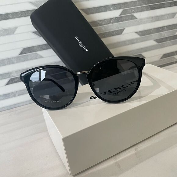 NIB Givenchy GV 7115/F/S Unisex Sunglasses - Picture 1 of 11